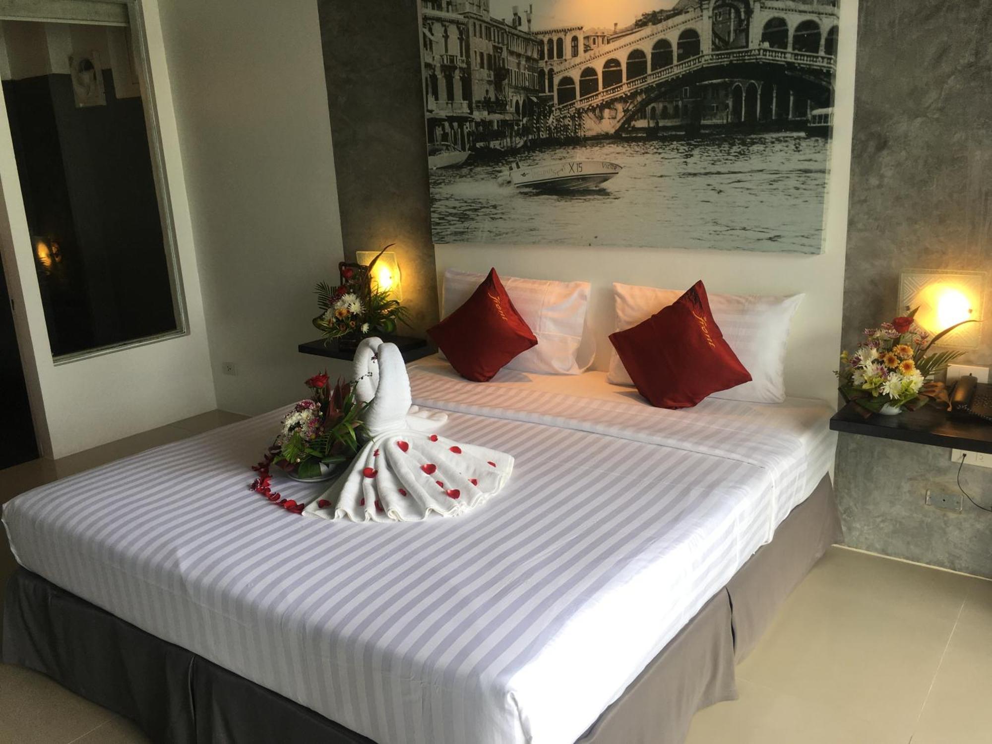 The Front Hotel And Apartments Patong Room photo